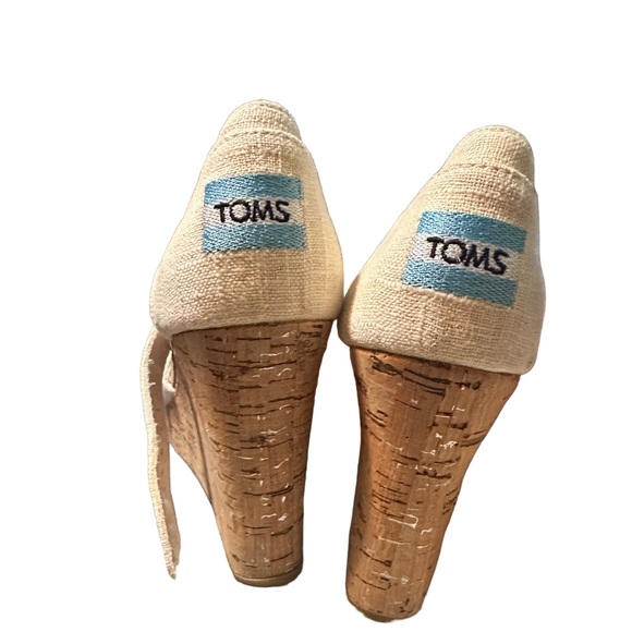 NEW TOMS Sierra Sandals Beige Canvas Cork Wedge Heel Criss Cross Women’s Size 8 - Picture 2 of 3